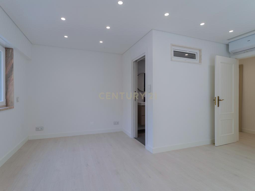 T2 Renovado na Buraca | Modernidade, Conforto e Excelente Localização - Image 17