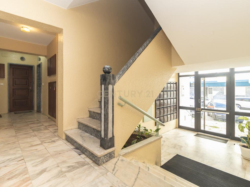 Apartamento T2 de 98m2 com Excelentes Áreas e 2 WC no Centro da Costa da Caparica - Image 9