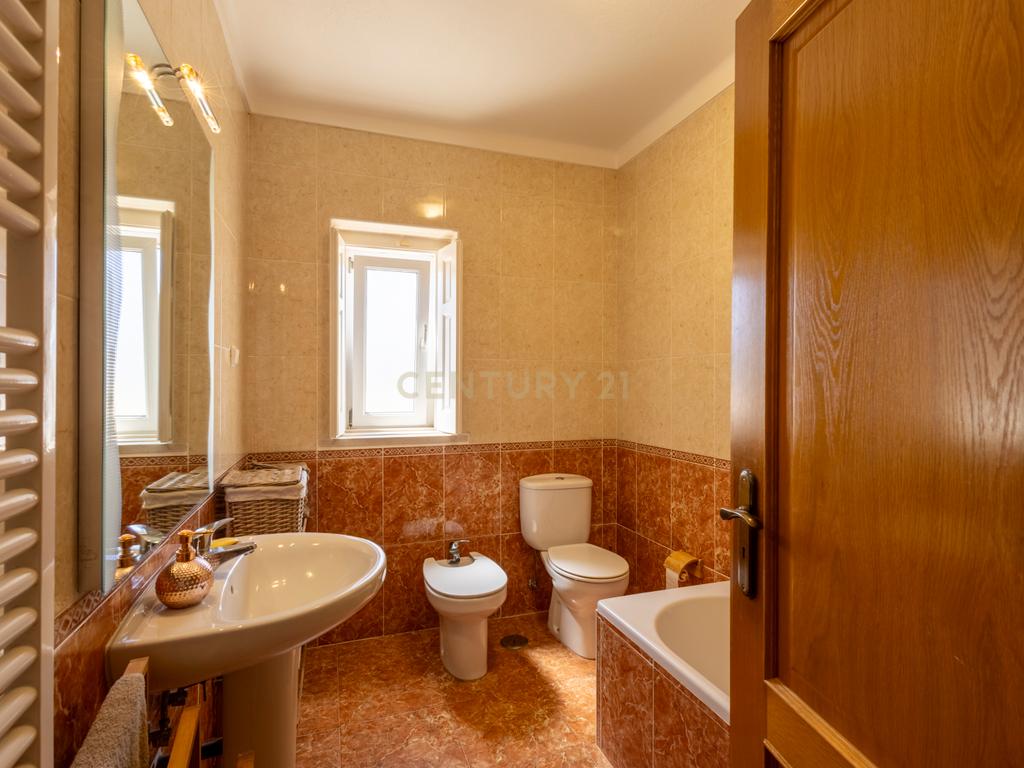 Moradia T5 Térrea com Piscina, Garagem e Lote de 2000 m² – Venda do Alcaide - Image 25
