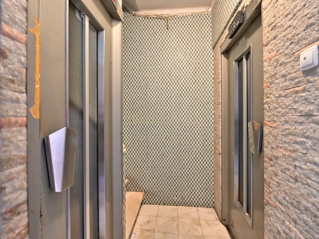 Apartamento T1 para venda na zona de Alcântara a necessitar de obras - Image 5