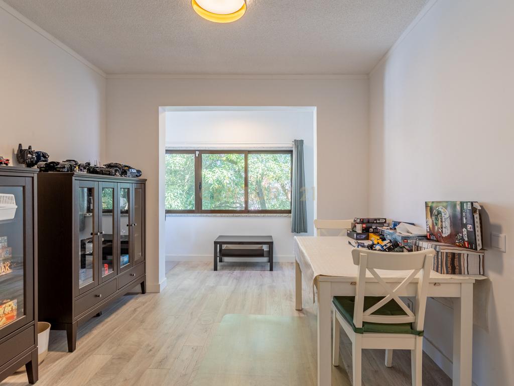 Moradia T5 isolada, inserida num lote de terreno de 750m2 em Casal de Cambra - Image 24