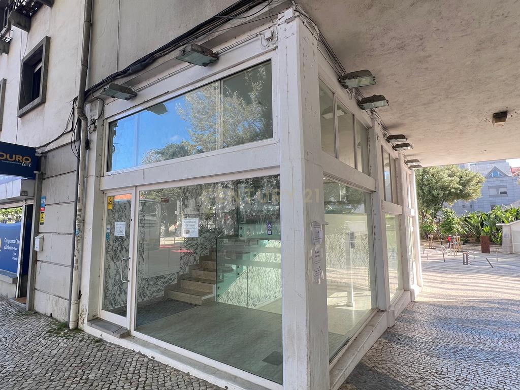 Oportunidade Única: Loja para Arrendamento em Zona Turística de Cascais - Image 1