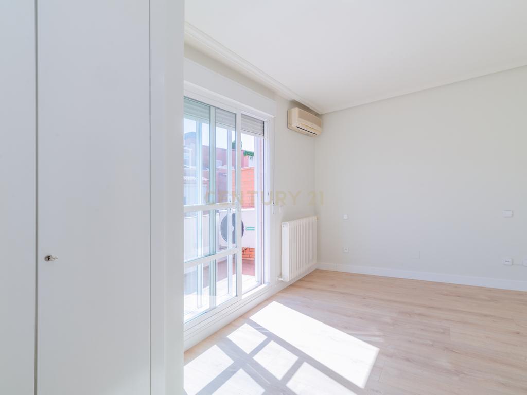Chalet adosado con jardín en calle Unicornio, Aravaca - Image 14