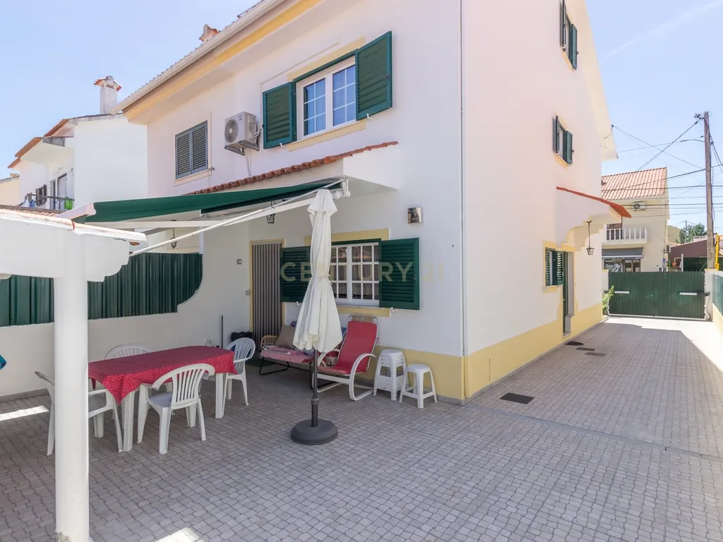 Moradia Geminada T3 com Jardim e Terraço na Quinta do Conde - Image 2