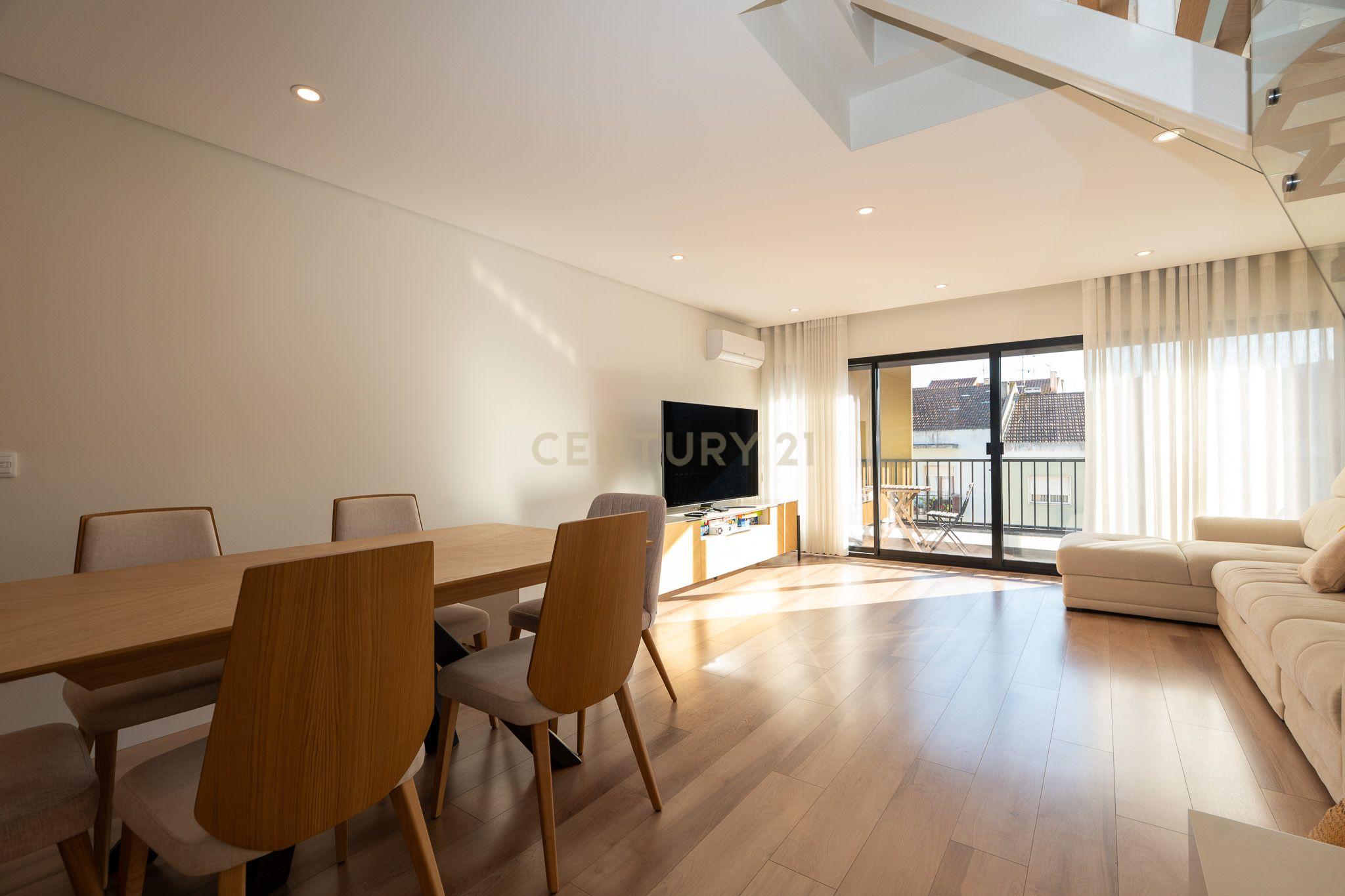 Apartamento T3+1 duplex, com terraço e estacionamento, no centro da cidade de Torres Vedras - Image 10