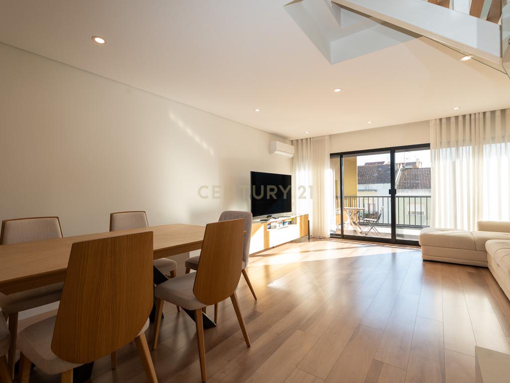 Apartamento T3+1 duplex, com terraço e estacionamento, no centro da cidade de Torres Vedras - Image 10