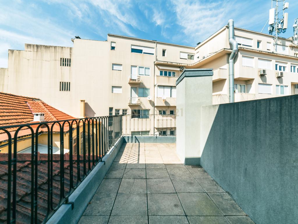 Apartamento com Terraço e Vista Única sobre o Porto – Rua de Santa Teresa - Image 4