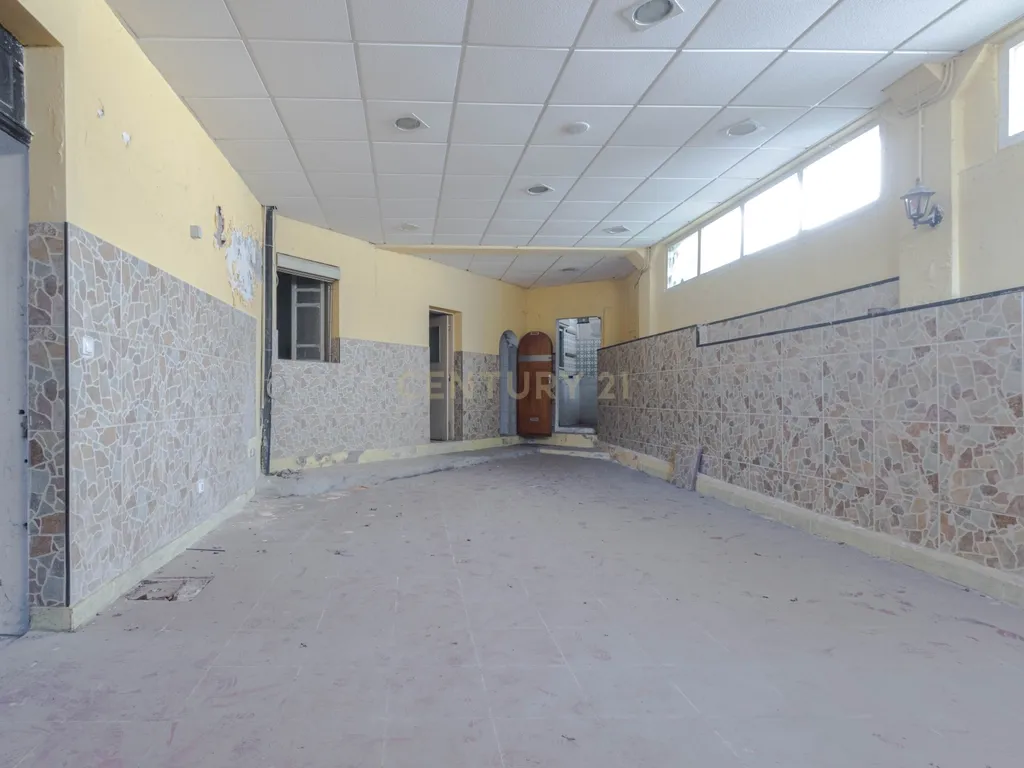 Moradia T4 de Charme, Quatro Frentes com Amplo Espaço Exterior - Image 27