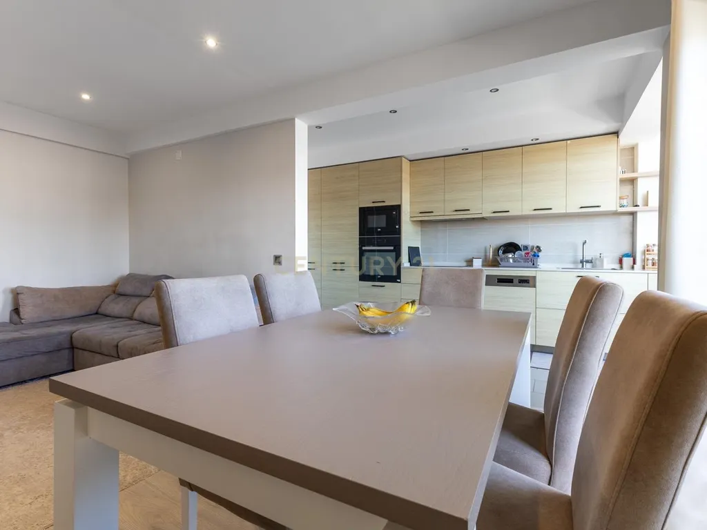 Apartamento Renovado com Vista Mar em Setúbal - Image 7