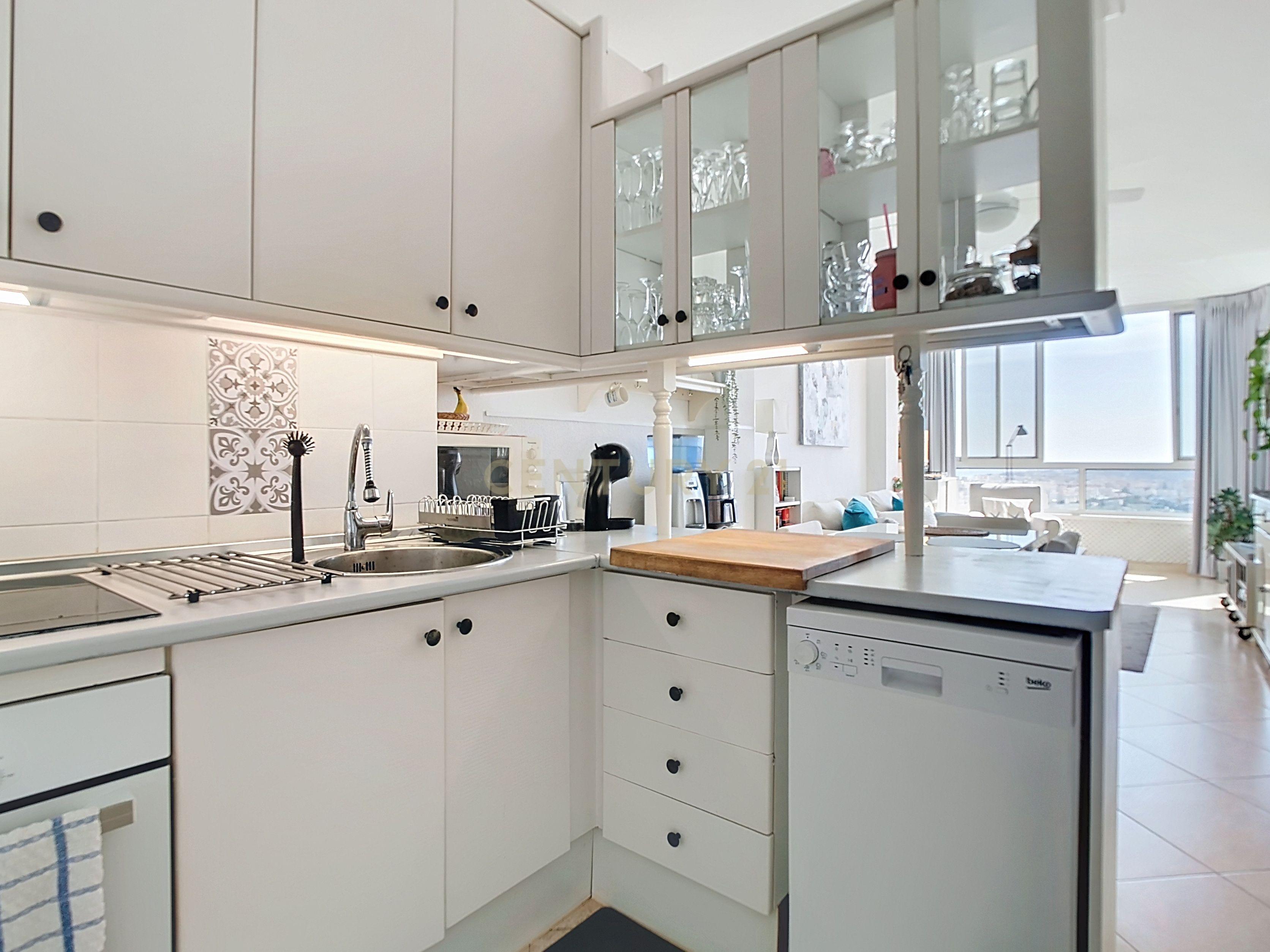 Apartamento Renovado com Vista Panorâmica em Málaga - Image 3
