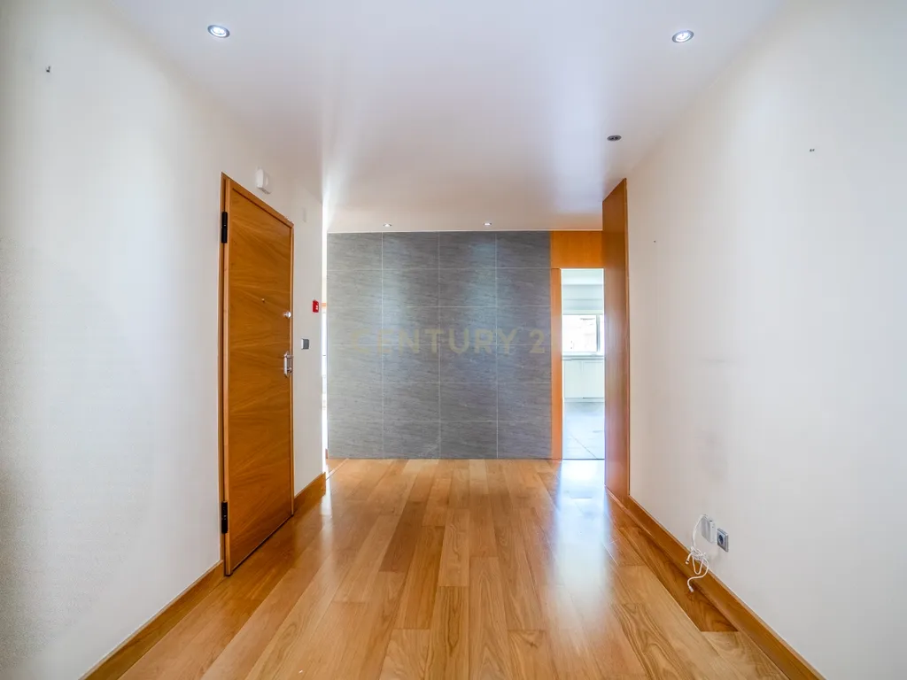 Apartamento T4 Premium com Terraço na Avenida da Independência - Image 54