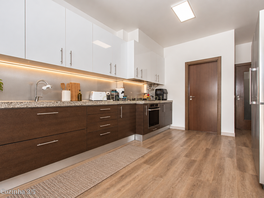 T4 DUPLEX COM 288,50 M², TERRAÇO PRIVATIVO DE 310 M² E ESTACIONAMENTO PARA 7 CARROS — A POUCOS MINUTOS DE LEIRIA - Image 10