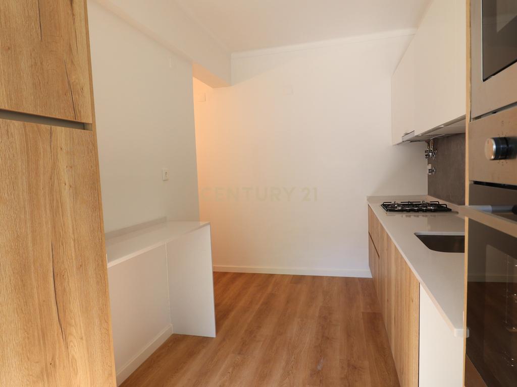Apartamento T3 Remodelado na Avenida do Cristo Rei - ALMADA - Image 4