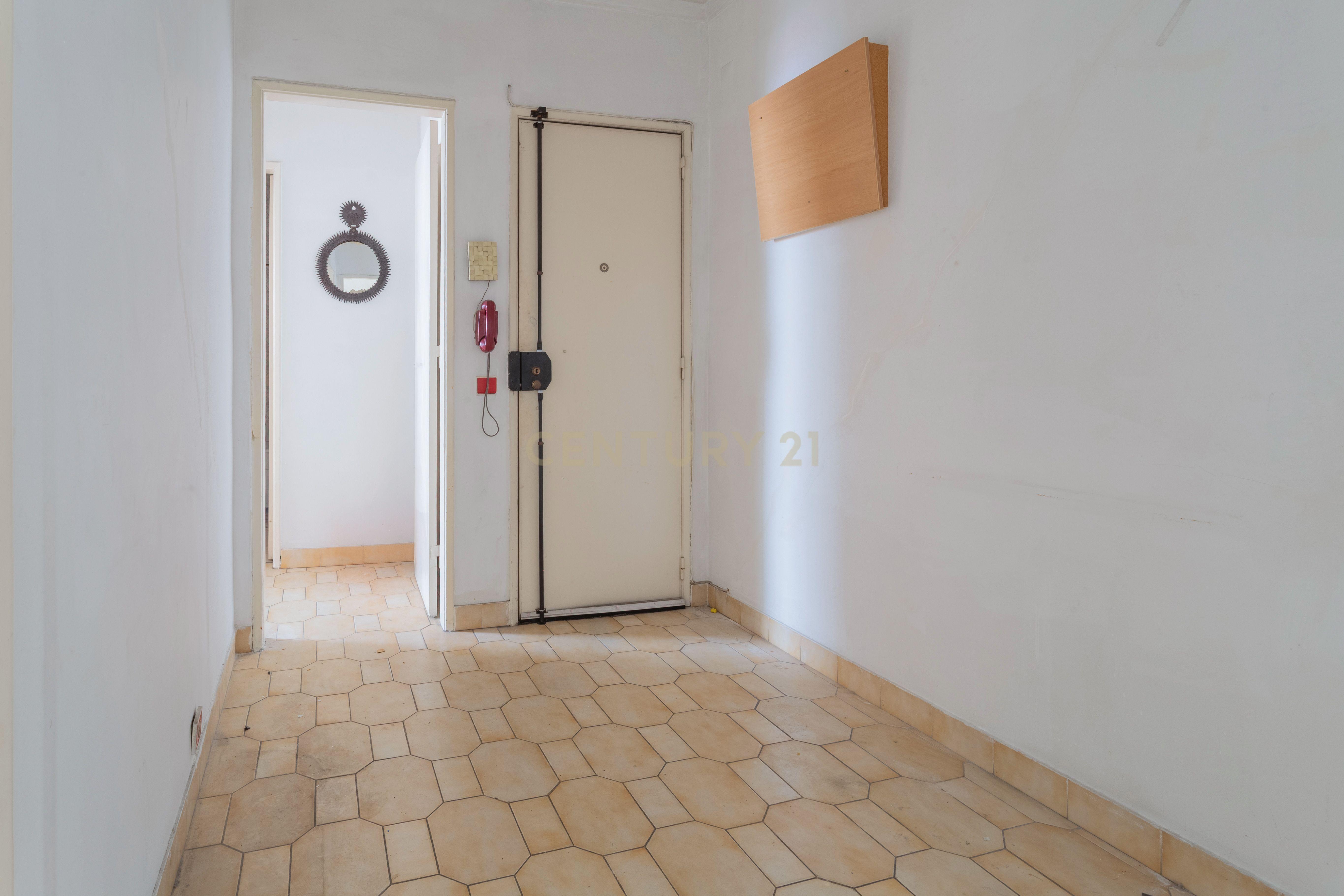 Fotografia 3 de Apartamento T3 em Almada, Cova da Piedade 1º andar sem elevador.