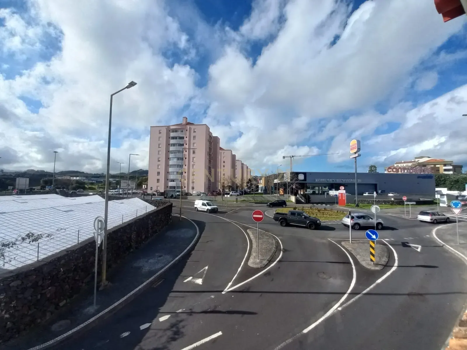 Casa T3 com Jardim e Terraço em Ponta Delgada, São Miguel - Image 4