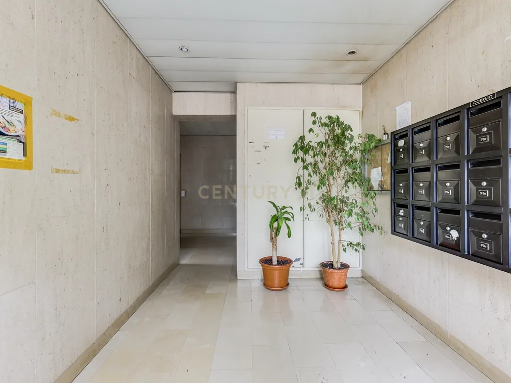 Apartamento T3 com lugar de garagem e arrecadação, situado em Benfica. - Image 19