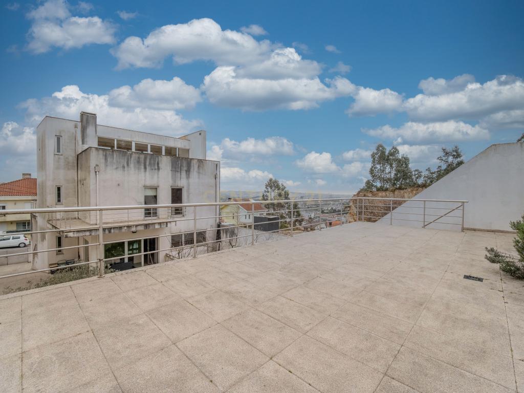 Moradia T3 de 3 frentes com 351 m², jardim e terraços | Baguim do Monte - Image 45