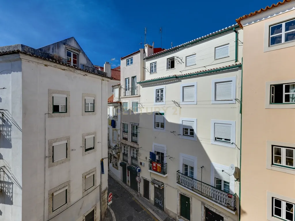 T2 DUPLEX EM ALFAMA COM VISTA PARA ARRENDAR - Image 23
