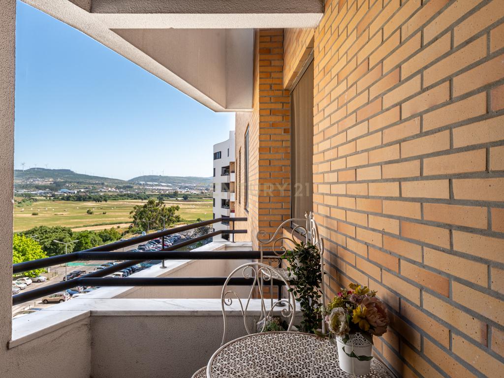 Apartamento T4 na prestigiada Urbanização Quinta do Infantado, Loures com Vista Panorâmica sobre as Lezírias - Image 8