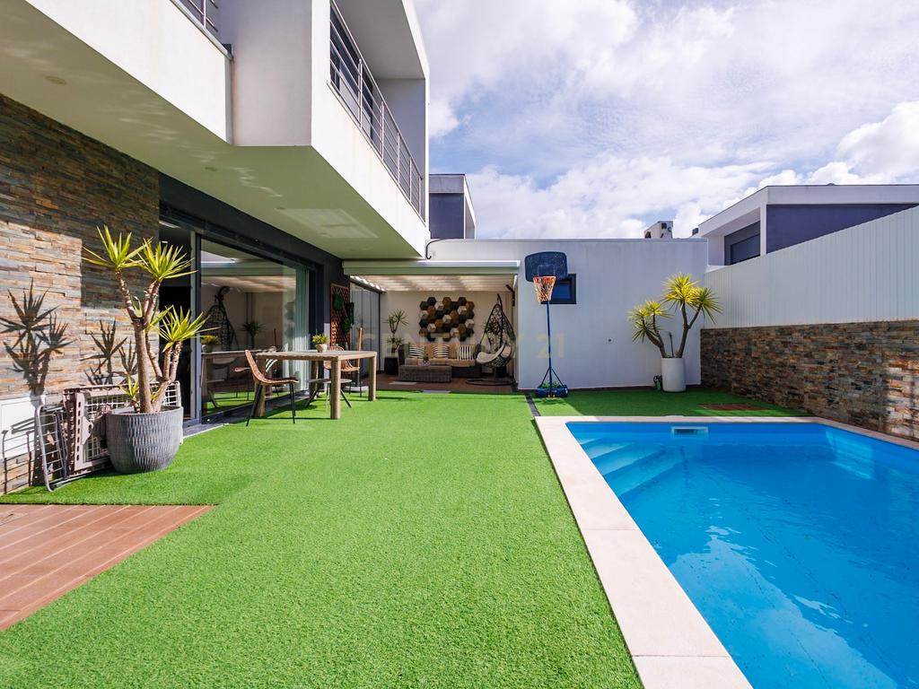 Moradia Moderna com Piscina e Acabamentos de Excelência na Marisol - Image 38