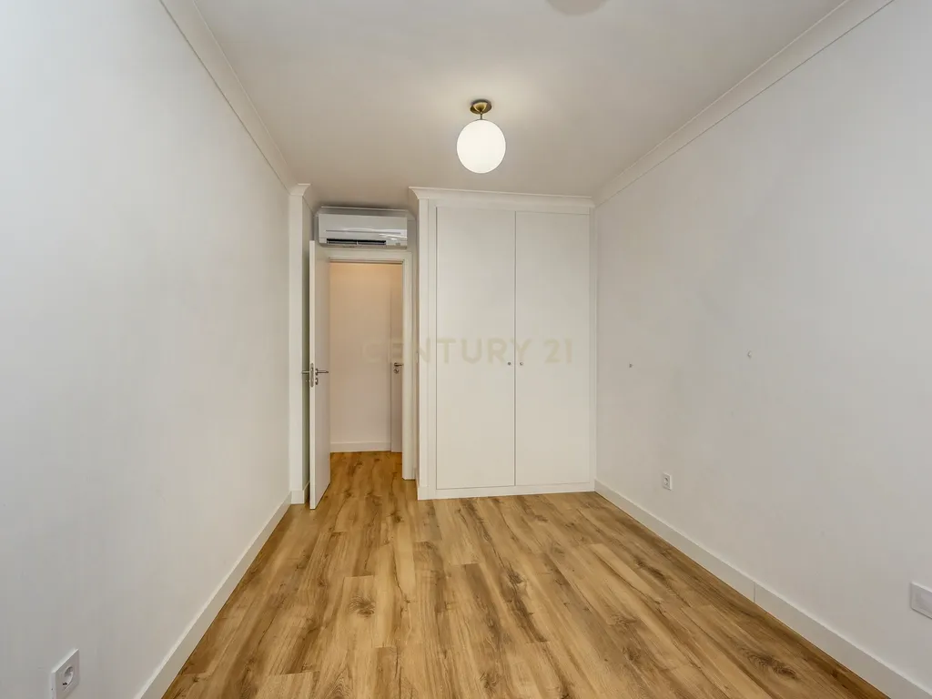 T3 RENOVADO COM VARANDAS E PARQUEAMENTO, EM ALMADA - Image 24