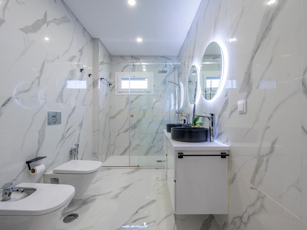 Luxuosa Moradia T5 com Vista Panorâmica em Odivelas - Image 19