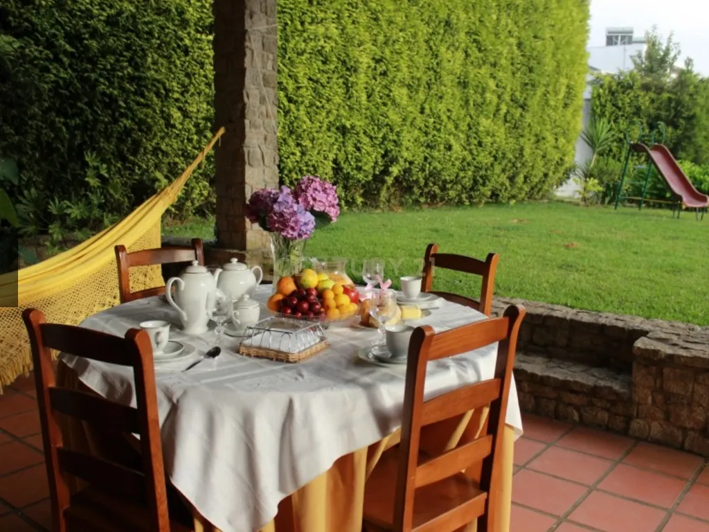 Encantadora Casa de Hóspedes em Aveiro com Jardim e Terraço - Image 1