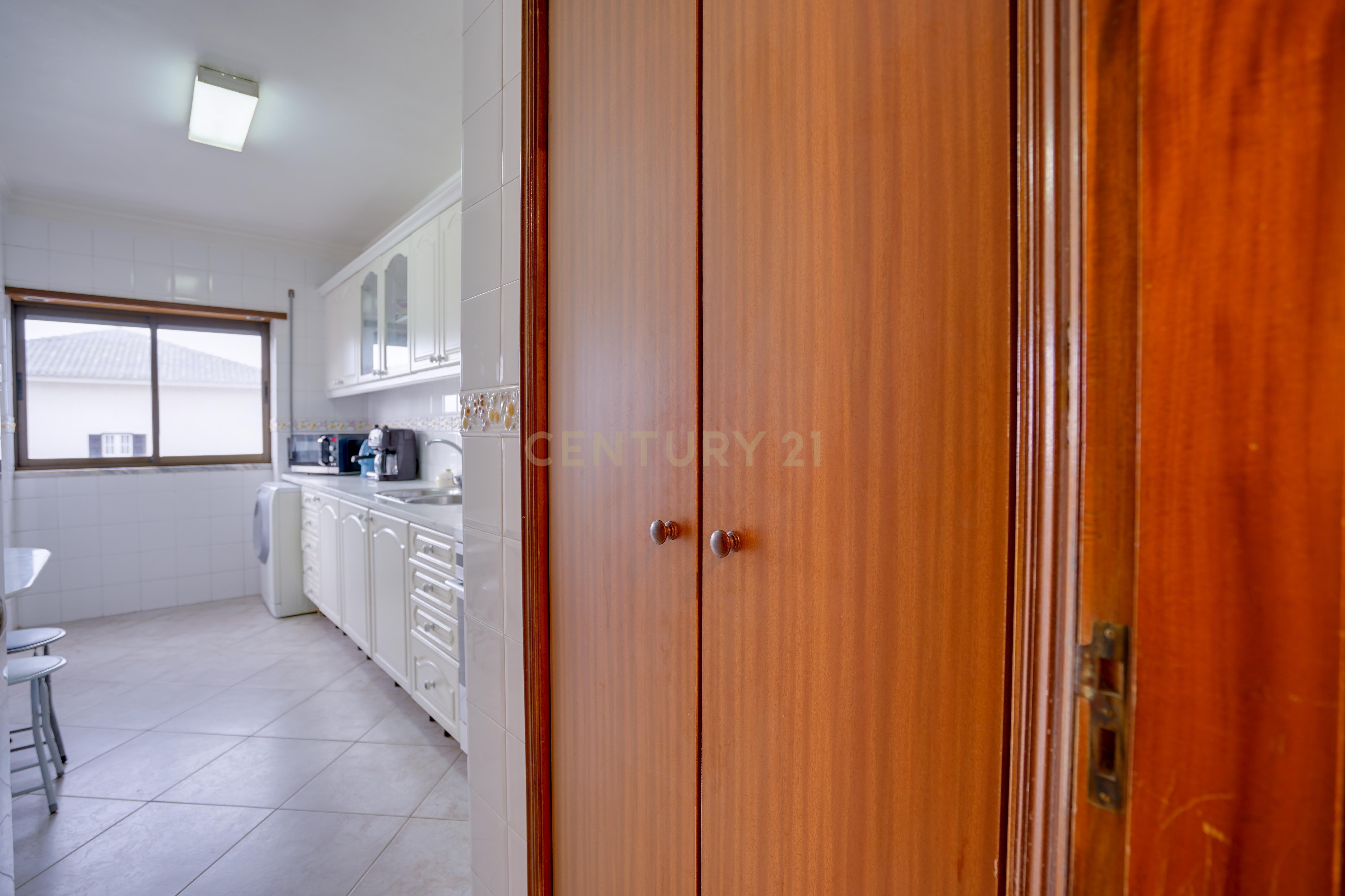 Fotografia 7 de T2 com Garagem na Costa da Caparica – Conforto, Espaço e Excelente Localização