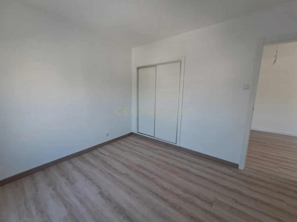 T2 Totalmente Remodelado em Almada | Luminosidade, Conforto e Localização Privilegiada - Image 20
