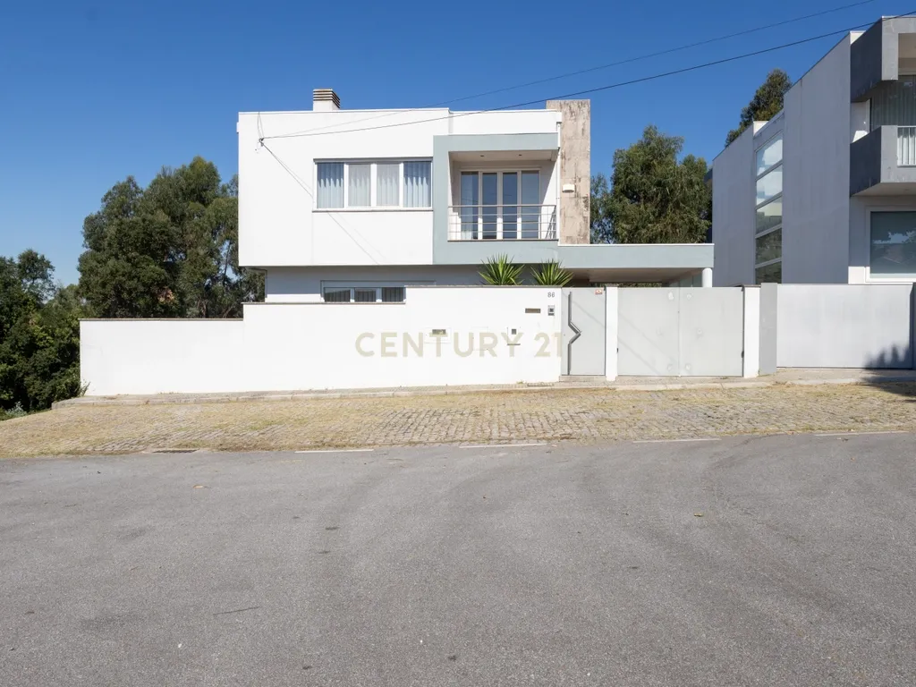 Moradia T3 de Excelência na Maia| 398 m² | 3 Suítes | Garagem para várias Viaturas - Image 2