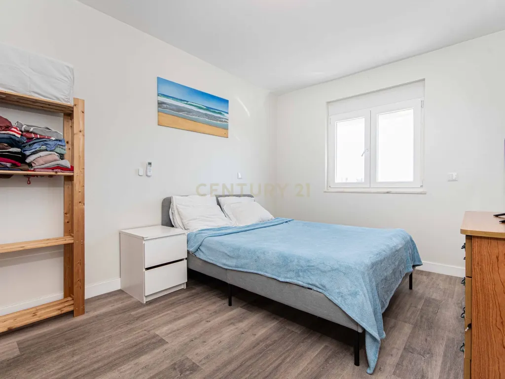 Apartamento T2 Renovado com Vista Panorâmica em Lisboa - Image 15
