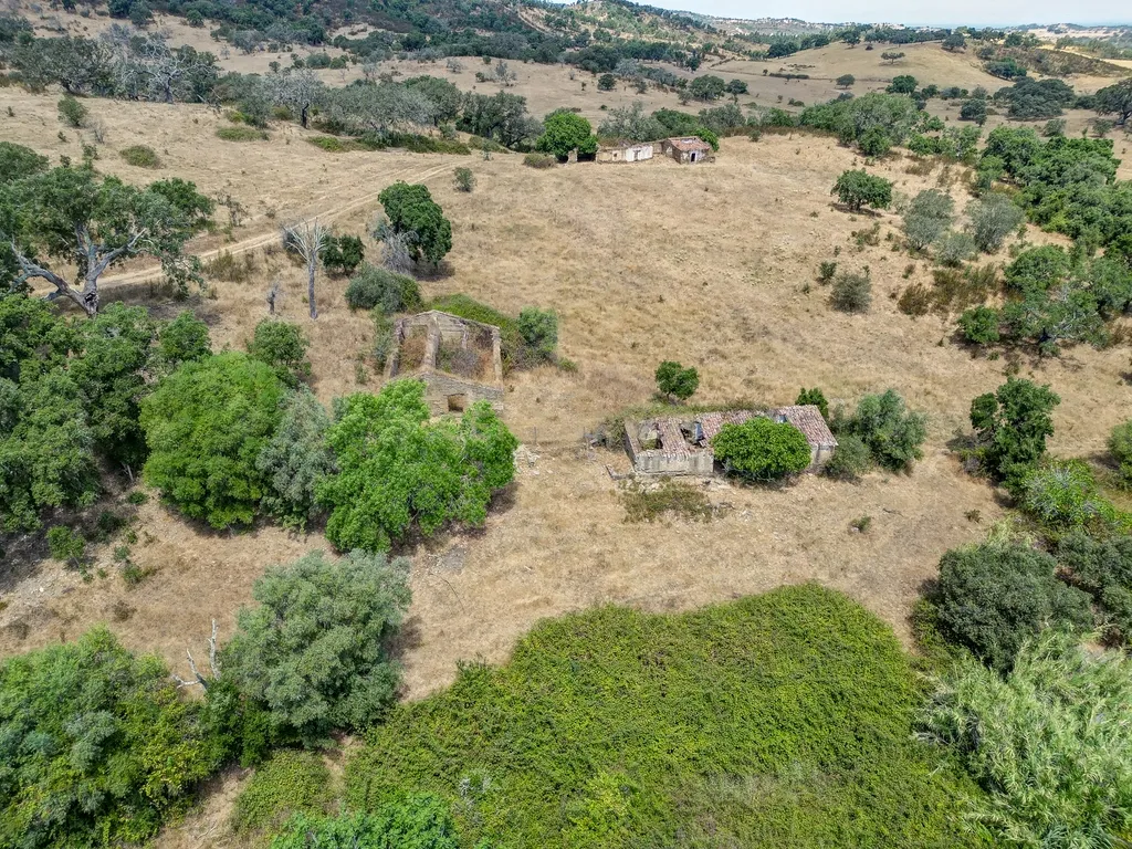 Herdade com 59,225 ha , 687m2 urbano, nascente de água, em Colos, Odemira - Image 46