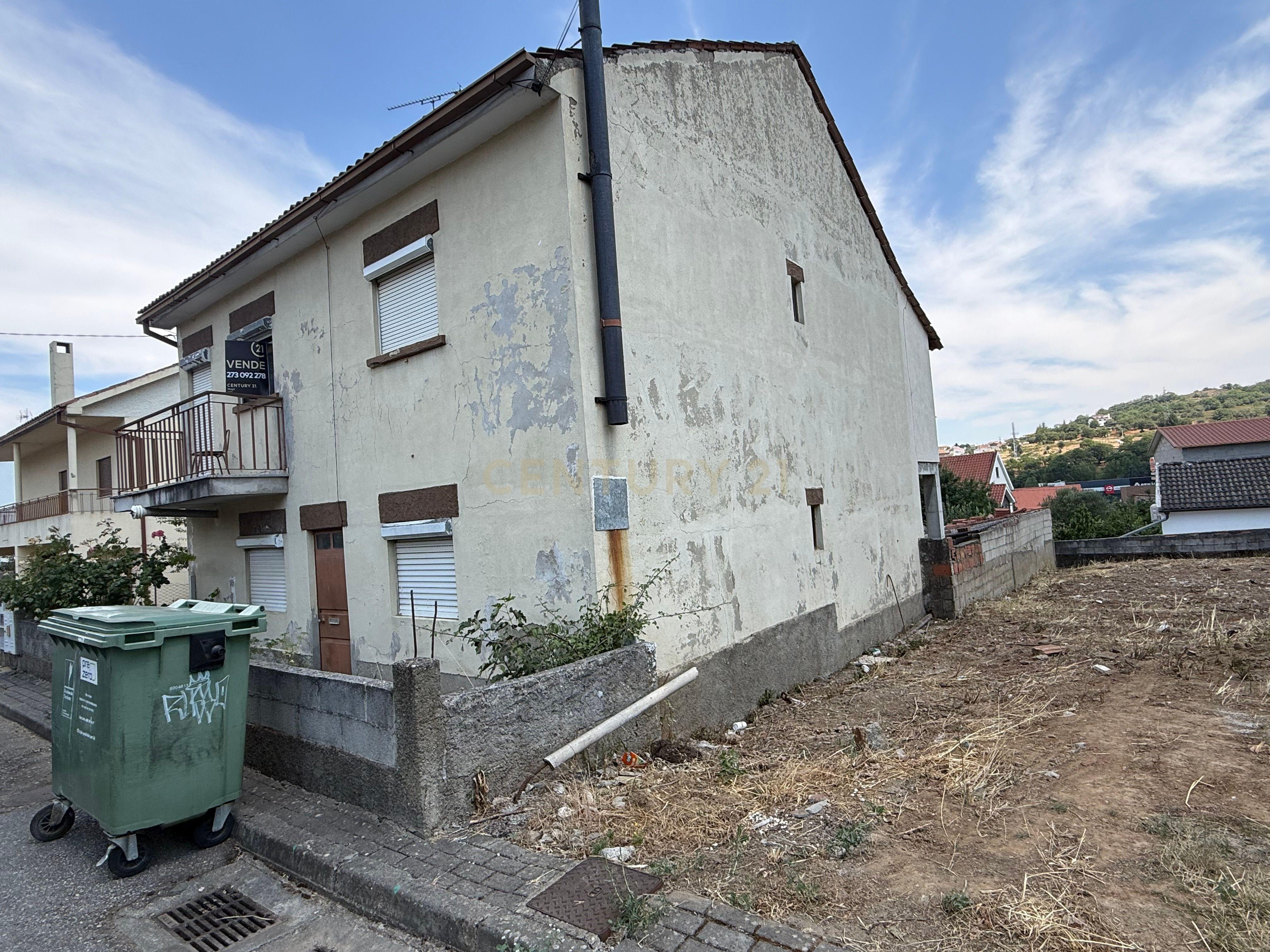 Fotografia 3 de Moradia BI-FAMILIAR perto do IPB e do Centro de Bragança, no Bairro das Cantarias. Tem TERRENO e GARAGEM!!!