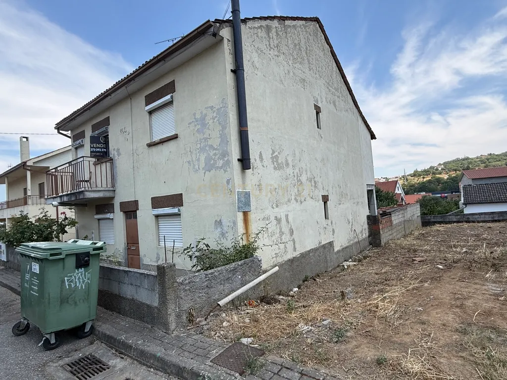Moradia BI-FAMILIAR perto do IPB e do Centro de Bragança, no Bairro das Cantarias. Tem TERRENO e GARAGEM!!! - Image 3