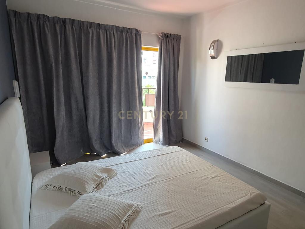 NÃO PERCA ESTA GRANDE OPORTUNIDADE! FANTÁSTICO APARTAMENTO T1 ESPAÇOSO TOTALMENTE REMODELADO EM CONDOMINIO FECHADO COM AMPLA VARANDA, PISCINA, RECEPÇÃO E SEGURANÇA 24H A PASSOS DA PRAIA! - Image 8