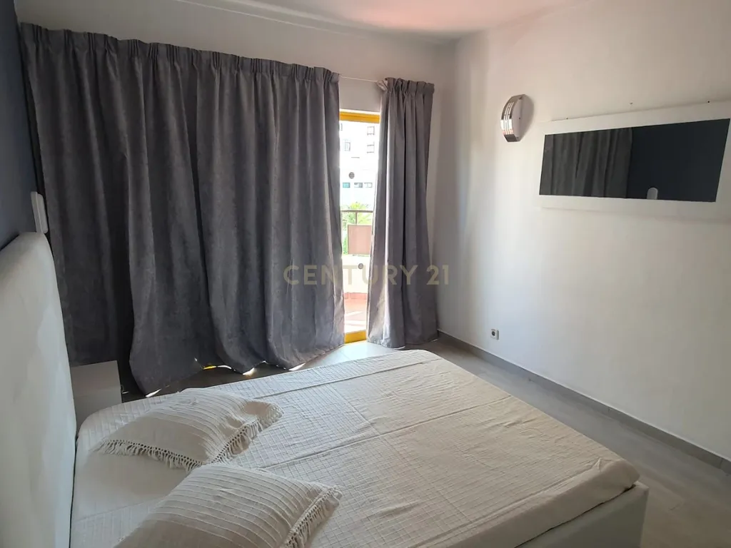 NÃO PERCA ESTA GRANDE OPORTUNIDADE! FANTÁSTICO APARTAMENTO T1 ESPAÇOSO TOTALMENTE REMODELADO EM CONDOMINIO FECHADO COM AMPLA VARANDA, PISCINA, RECEPÇÃO E SEGURANÇA 24H A PASSOS DA PRAIA! - Image 8