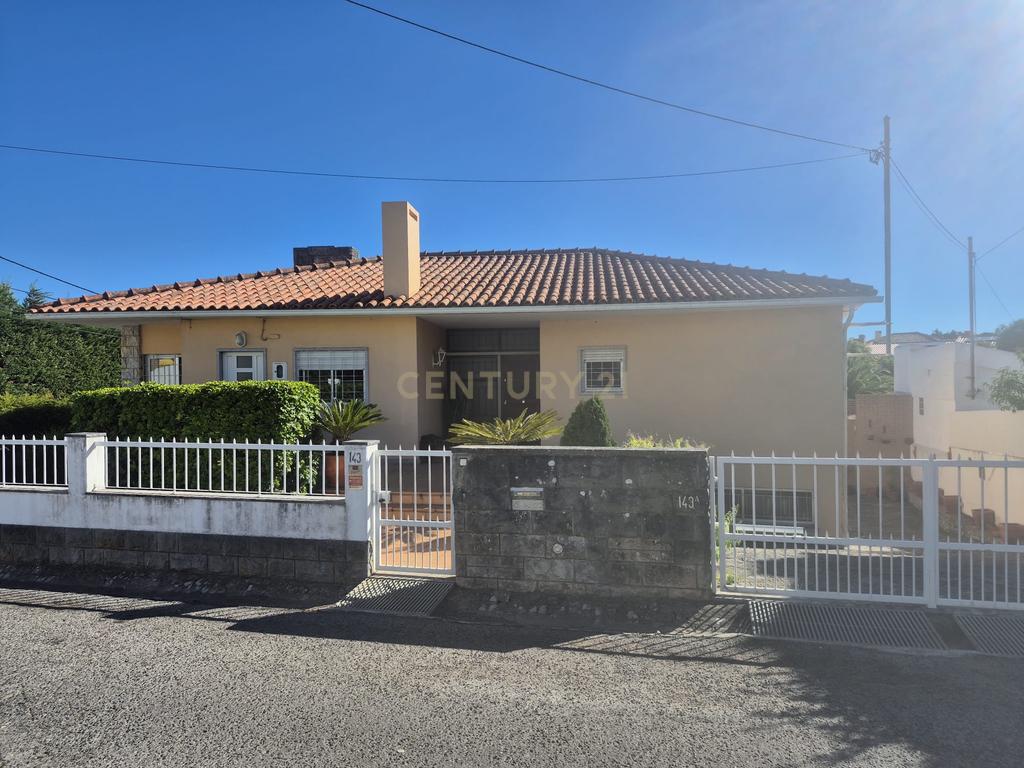 Moradia T3 Mobilada com Jardim e Garagem no Livramento, Estoril - Image 1