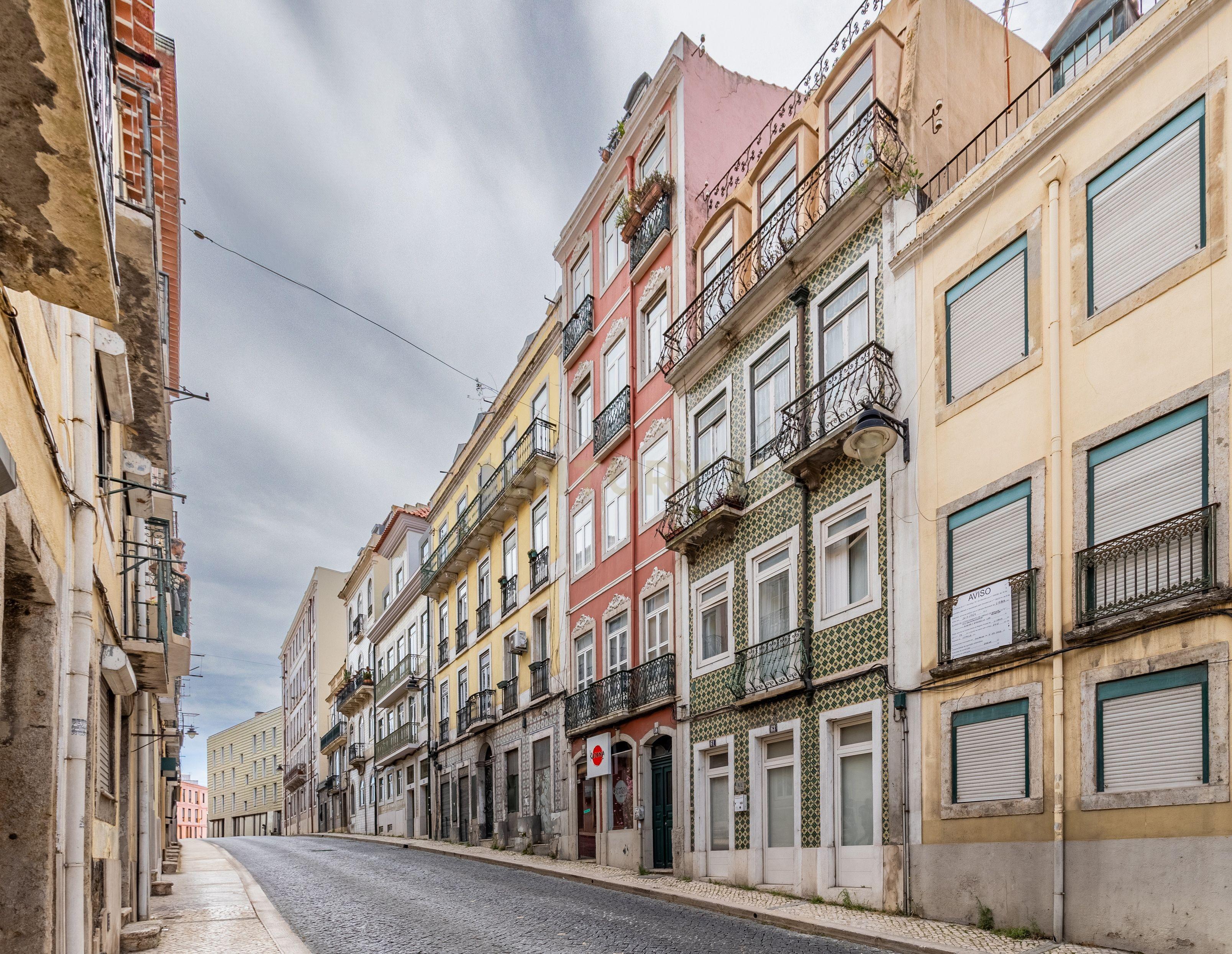 Apartamento T3 inserido num prédio de traça tradicional, no coração de Lisboa, a 5 min da Basílica da Estrela - Image 2