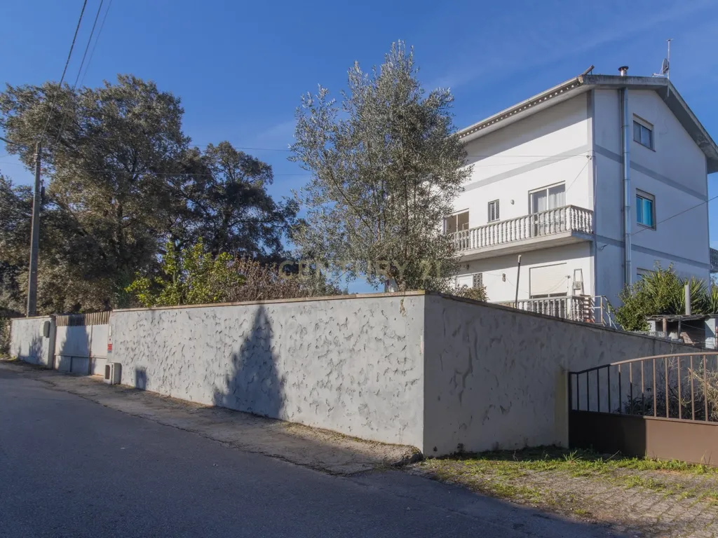 Moradia multifamiliar com rendimento imediato | 2.000 m² de terreno | A apenas 4,5 km de Fátima - Image 9