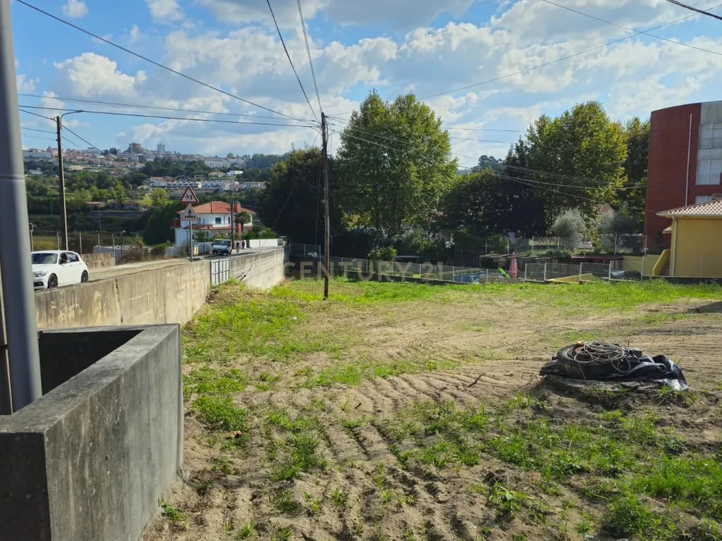Moradia para recuperação + terreno com 1089m2 com viabilidade de construção - Image 4