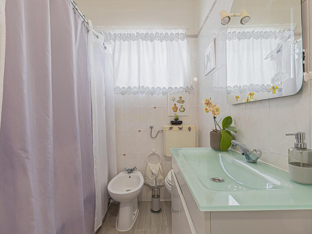 Apartamento T2 parcialmente renovado — Porto Salvo - Image 23