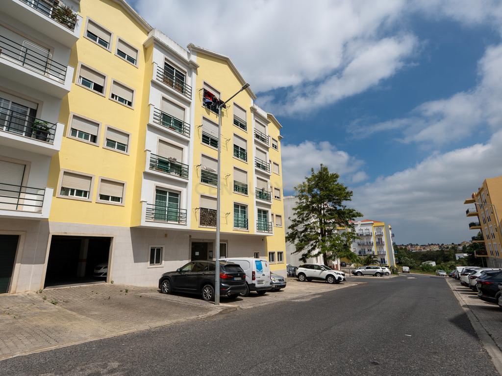 ** ESPECTACULAR APARTAMENTO NO CENTRO DE MAFRA, COM PARQUEAMENTO ** - Image 1