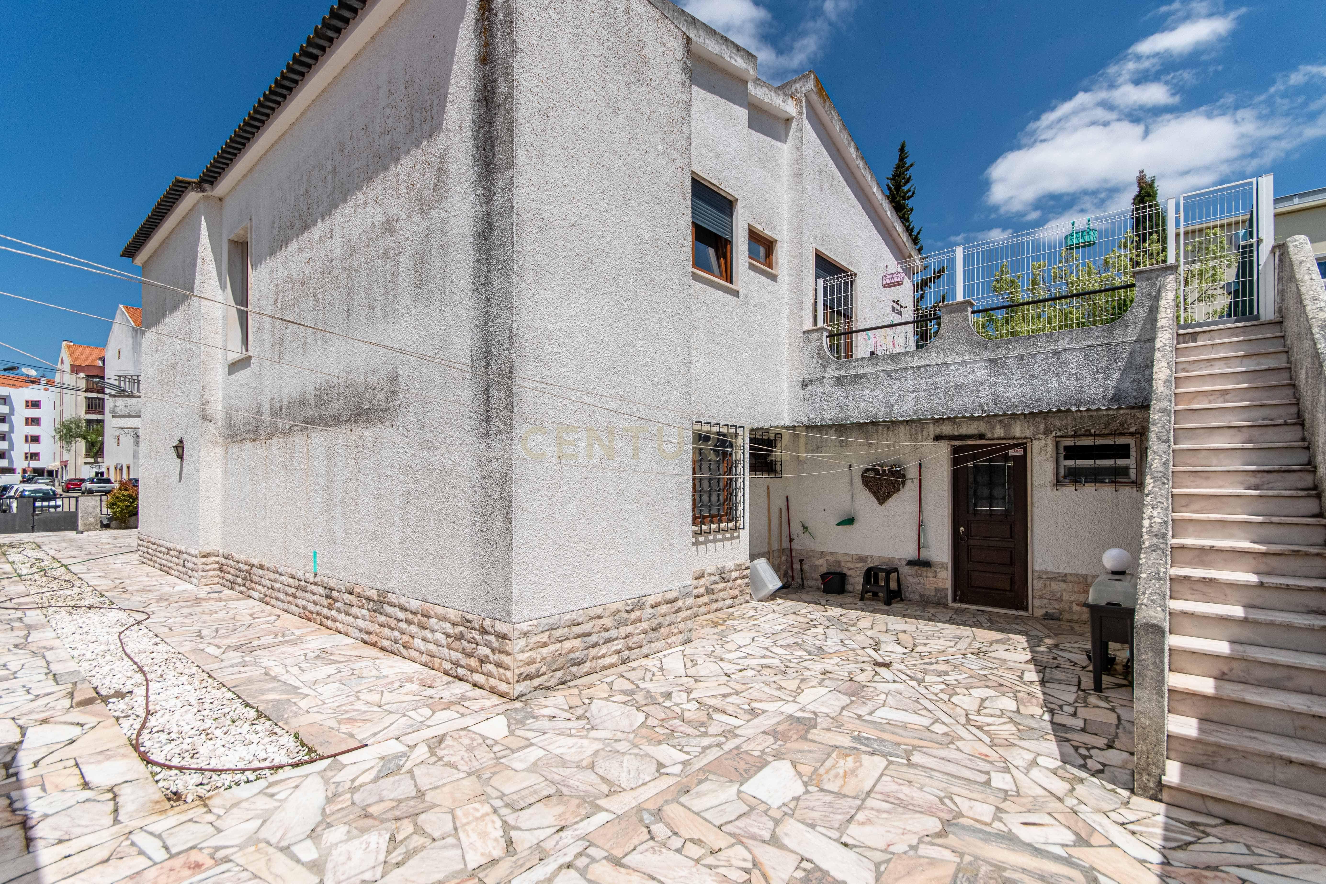 Moradia T6 no centro do Montijo com jardim e garagem - Image 11