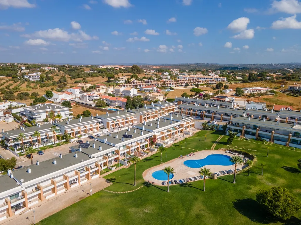 Apartamento Duplex em condomínio privado com piscina, e grande zona verde. - Image 6