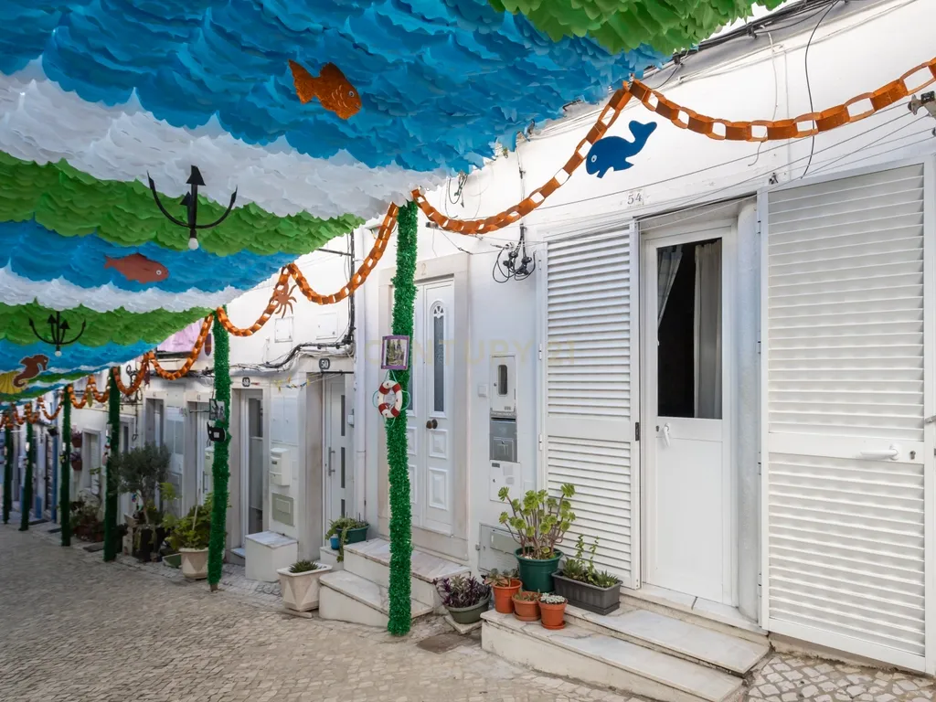 Apartamento T2 no centro de Sesimbra, a poucos passos da praia - Image 1