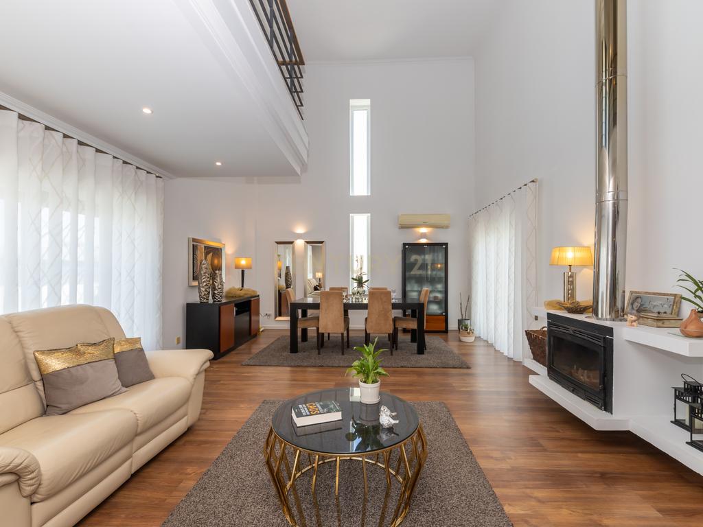 🌳 Moradia T4 Isolada com Jardim e Terraço na Quinta da Serralheira 🌞 - Image 19