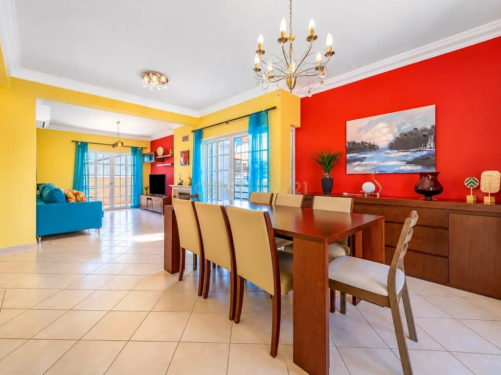 Moradia T4 com piscina, jacuzzi e garagem em Vale Pedras, Albufeira - Image 4