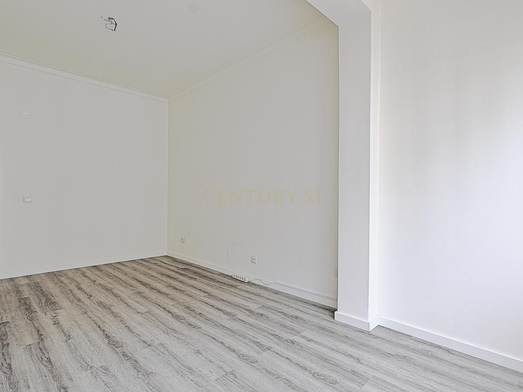 T2 Remodelado com Elevador | 86 m² | Aranguês – Setúbal - Image 22