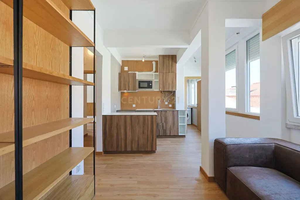 Fotografia 2 de Apartamento Renovado em Almada com Luz Natural e Acesso Fácil