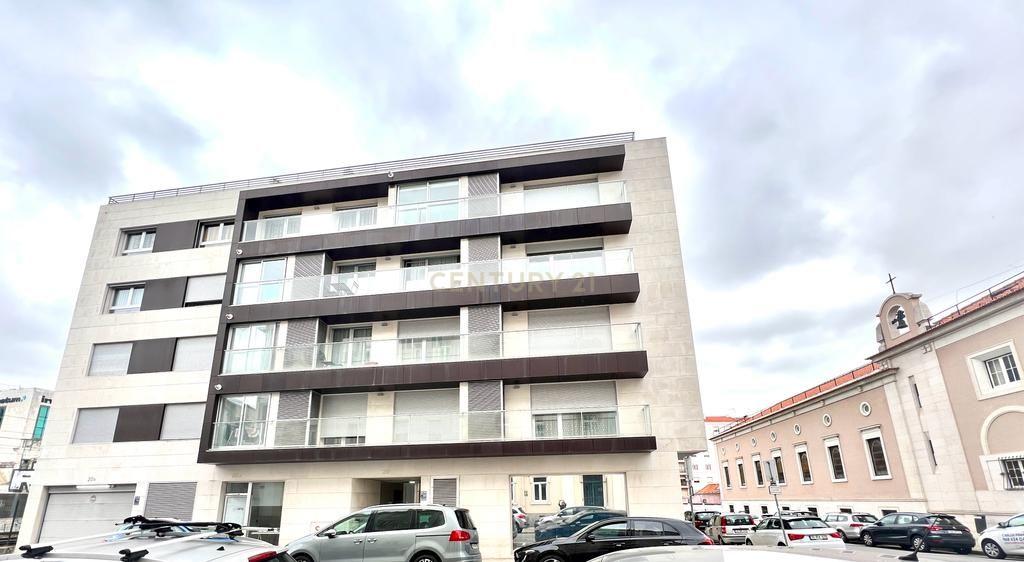 Fotografia 3 de Apartamento T4 para arrendar com 280 m² e 3 estacionamentos no Campo Pequeno